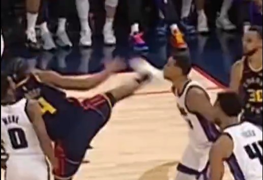 抬腳過高踢到了對(duì)手下巴！NBA官方：穆迪這一動(dòng)作被判1級(jí)惡犯